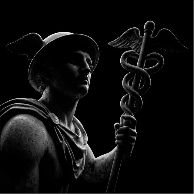 Estátua de Hermes segurando o caduceu
